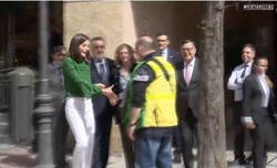Enlace a La reina Letizia compra un cupón de la ONCE antes de sus merecidas vacaciones de Semana Santa
