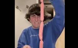 Enlace a Qué hace poniendo caras de asco por sacar unas salchichas de su envase 