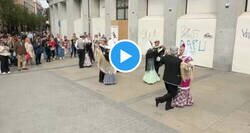 Enlace a Tras el cutre-baile de Almeida en su boda, se han plantado en Sol para enseñar a bailar a Almeida