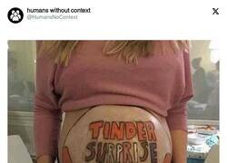 Enlace a Aviso para navegantes usuarios de Tinder, por @HumansNoContext