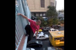 Enlace a Imagina la cara de los conductores de autobús hartos de niñatos como éste