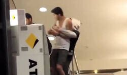 Enlace a Youtuber poco listo hace una broma fingiendo robar a un señor y acaba pillando lo que no está escrito