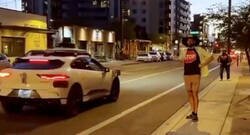 Enlace a Troll máximo se pone una camiseta con un cartel de STOP para frenar a los coches inteligentes