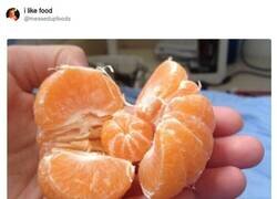 Enlace a Mini naranja dentro de una naranja, por @messedupfoods