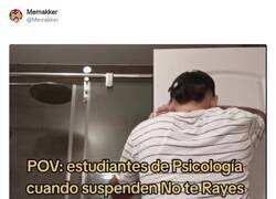 Enlace a La típica asignatura de Psicología, por @Memakker