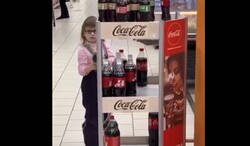 Enlace a Esta niña viene directa del demonio para joder a todos