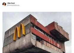Enlace a ¿A qué te recuerda este edificio? por @messedupfoods