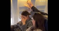 Enlace a Dime cómo reaccionarías si el de detrás de ti en el avión te hace esto