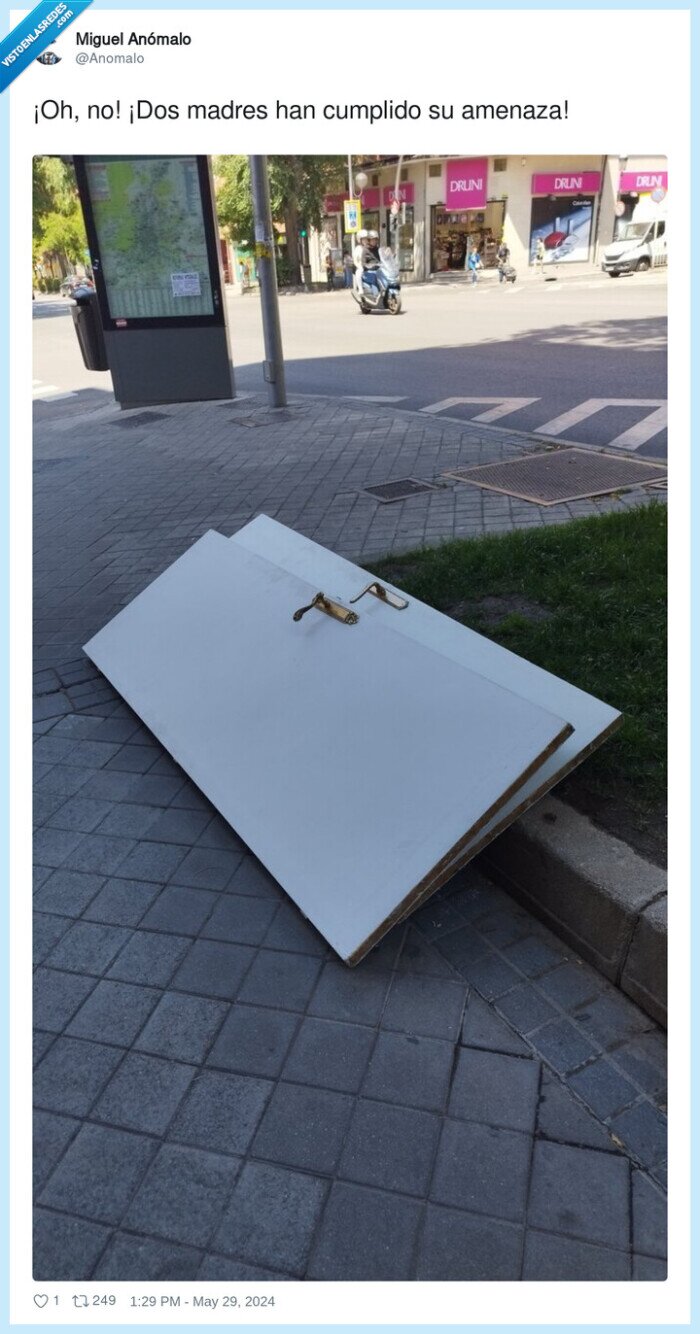 cumplido,amenaza,madres,puerta