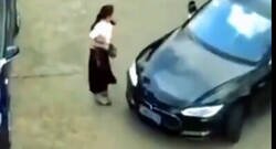 Enlace a Mujer siente que por casi le atropella un vehículo y se venga A LO LOCO