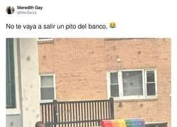 Enlace a Todo menos sentarse en un banco con los colores del orgullo, por @MerGarza