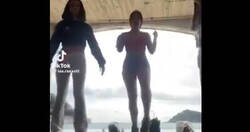 Enlace a Tres chicas grabando un vídeo para TikTok y con la tontería les roban el bolso en sus narices