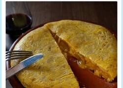 Enlace a Expertos de barra de bar dicen qué combinaría con esta tortilla poco hecha