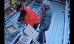 Enlace a Este señor, que parece un pobre anciano, va con una mente un poco turbia a la zona de congelados