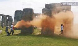 Enlace a Los metía entre piedra y piedra: Para supuestamente salvar el planeta, activistas del clima acaban de destrozar el monumento prehistórico de Stonehenge