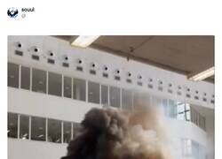 Enlace a La cosa está negra, por @frigosouul