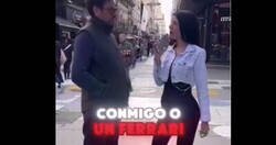 Enlace a Le pregunta al chico si la prefiere a ella o a un Ferrari