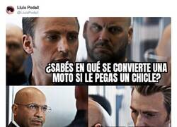 Enlace a Cuando a una moto le pegas un chicle, por @LluisPodall