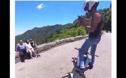 Enlace a A la señora casi le da un infarto creyendo que le robaba el móvil