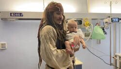 Enlace a Johnny Depp se ha presentado vestido de Jack Sparrow en la planta de Pediatría y Oncología del Hospital Donostia para sorprender a  los niños allí  ingresados
