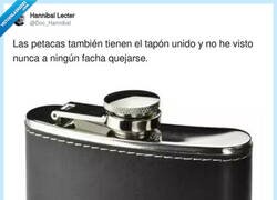 Enlace a Las petacas se ríen en las botellas de agua, por @Doc_Hannibal
