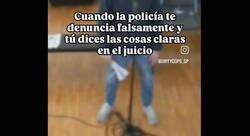 Enlace a Acusan a chaval de 56 KG de agredir a 4 policías y se ríe de ellos en su cara en el juicio