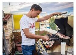 Enlace a Titulemos la foto de Íñigo Errejón haciendo una barbacoa