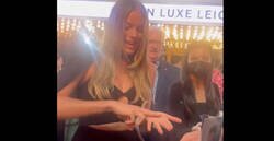 Enlace a Margot Robbie se comunica por medio de lenguaje de señas con una fan sorda, por @InformaCosmos