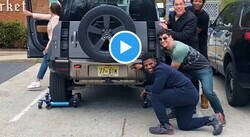 Enlace a Menuda panda de troles haciéndole creer que no ha aparcado ahí