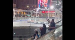 Enlace a En las Vegas está prohibido pararse a ver la Formula 1 sin entrada, pero nadie dijo nada de usar una escalera mecánica