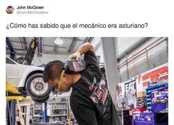 Enlace a Escanciando el aceite del motor, por @JohnMcClanebcn