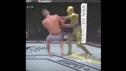 Enlace a C3PO se gana la vida en la lucha libre