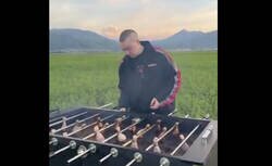 Enlace a Barbacoa-futbolín, es de lo mejorcito que he visto en mucho tiempo, por @HumansNoContext