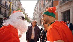 Enlace a Esta pareja de ancianos reconoció a David Bisbal disfrazado de Papá Noel por su lunar en la mano, por @terrenoviral