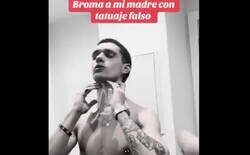 Enlace a Trolea a su madre haciéndole creer que se ha hecho un tatuaje en el cuello, y la madre casi ni lo cuenta