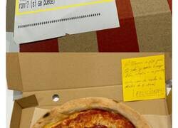 Enlace a Cliente deprimido pide una pizza con una petición especial y se le cumple su deseo