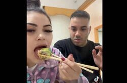 Enlace a Me declaro fan de esta chica probando sushi y su novio haciendo ascos