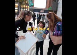 Enlace a Influencer quiere regalar lo que el niño dibuje, éste hace un COCHE DE VERDAD, y ella no sabe dónde meterse