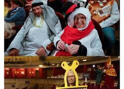 Enlace a Los esperpénticos disfraces de la gente que va a la lotería en directo