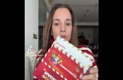 Enlace a Buenísimo, madre leyendo la carta de su hijo para Papá Noel