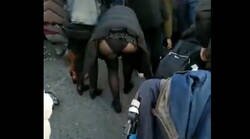 Enlace a Un padre no se corta nada grabando las bragas de esta mujer recogiendo caramelos