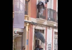 Enlace a La España 2025: Propietarios intentan entrar en el edificio mientras los okupas les rocían con meados