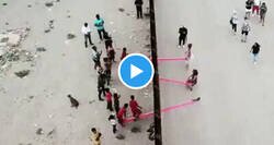 Enlace a Artista pone balancines en el muro fronterizo entre EEUU y Mexico para que niños de ambos países puedan jugar juntos