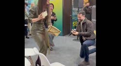 Enlace a Me parece surrealista que alguien pida matrimonio en Fitur de esta guisa