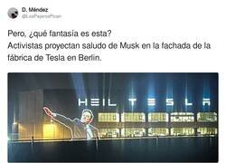 Enlace a Activistas proyectan saludo de Musk en la fachada de la fábrica de Tesla en Berlin, por @LosPajarosPican