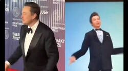 Enlace a La gente se ha dado cuenta que el autista de Elon Musk se mueve como un sim