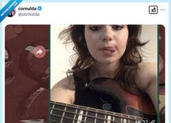 Enlace a Mejor guitar girl que down girl, por @cornulda
