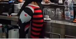 Enlace a Me meo con la cara del abuelete, no pestañea ni un segundo