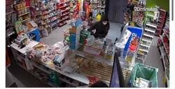 Enlace a Tremendo jajajajaj va a robar con una pistola de plástico y la de la tienda lo pilla