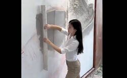 Enlace a Mingyue, la artista que transforma paredes de barro en impresionantes obras maestras